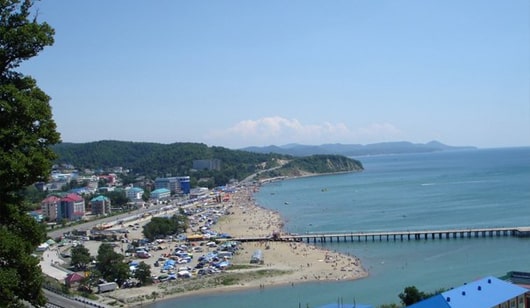 Общий вид на пляж в поселке Лермонтово